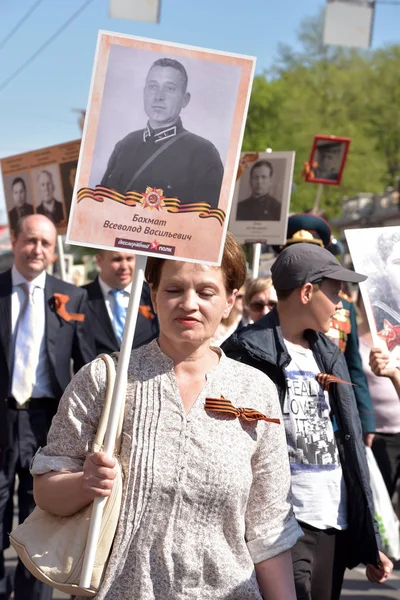 Immortal Regiment - people with portraits of their relatives, pa — Stock Photo, Image