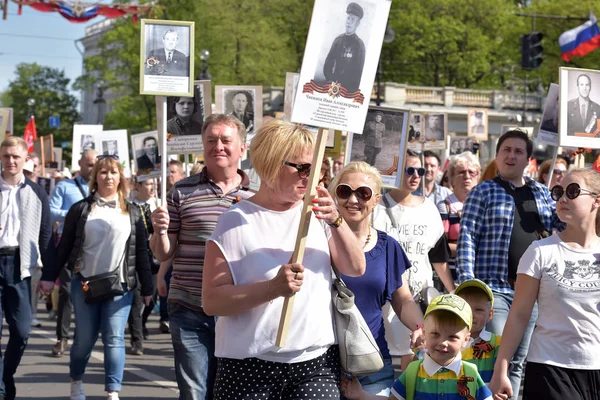 Immortal Regiment - people with portraits of their relatives, pa — Stock Photo, Image