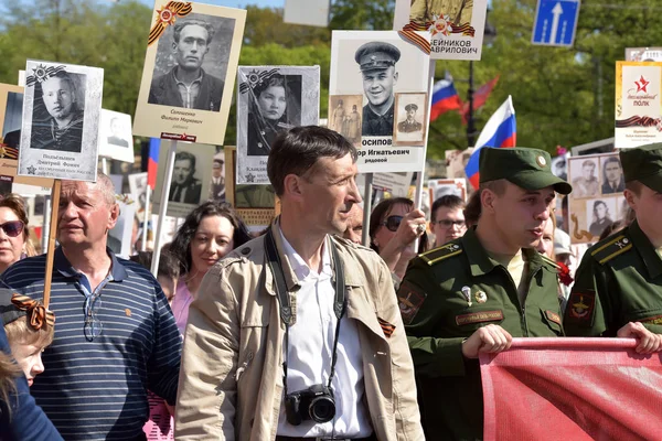 Бессмертный полк - люди с портретами своих родственников, па — стоковое фото