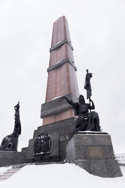 Monument d'amitié d'un granit contre la nature hivernale. Russie — Photo