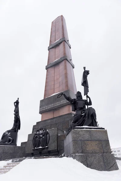 Friendship monument from a granite against winter nature. Russia — Stock Photo, Image