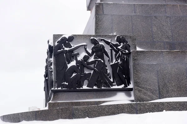 Памятник дружбы из гранита против зимней природы. Россия — стоковое фото