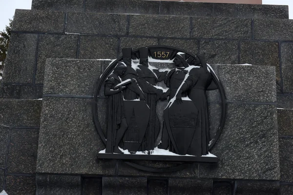 Friendship monument from a granite against winter nature. Russia — Stock Photo, Image