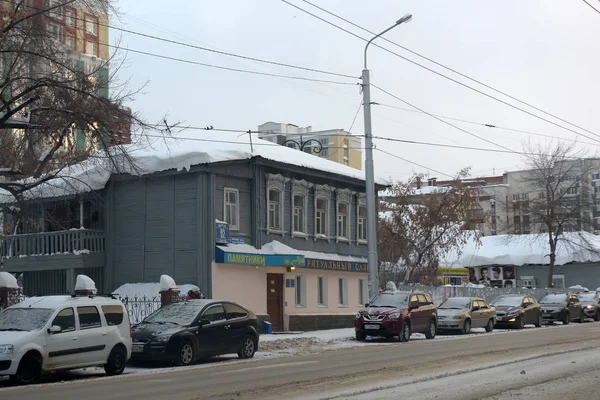Ett gammalt trähus på stadens gata på vintern — Stockfoto