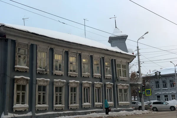 Ett gammalt trähus på stadens gata på vintern — Stockfoto