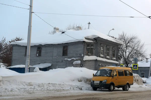 Kışın sokak şehir eski bir ahşap evin — Stok fotoğraf
