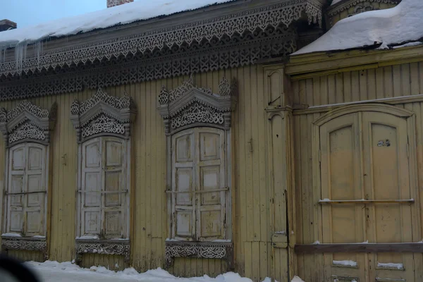 Stary drewniany dom na ulicy w zimie miasto — Zdjęcie stockowe