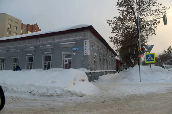 Una vecchia casa in legno sulla strada della città in inverno — Foto Stock