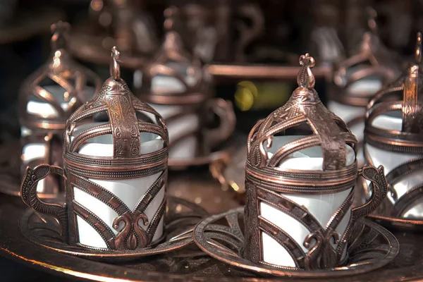 Turk para el café. Conjuntos tradicionales hechos a mano. Tetera y tazas para —  Fotos de Stock