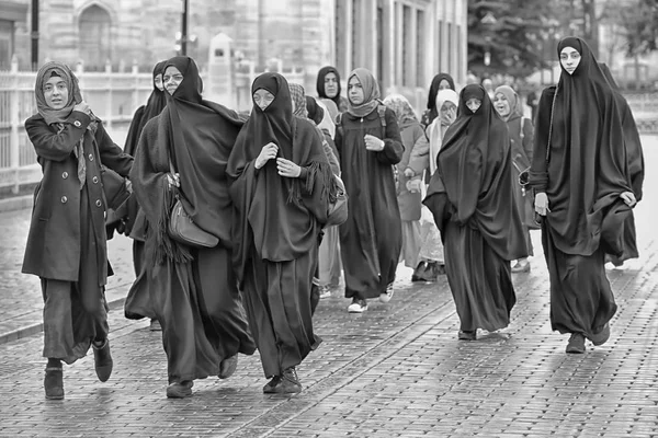 Geleneksel İslami giyim th üzerine kimliği belirsiz Türk Kadınlar — Stok fotoğraf