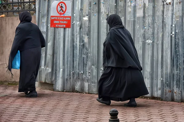 Mulheres turcas não identificadas em roupas islâmicas tradicionais no th — Fotografia de Stock