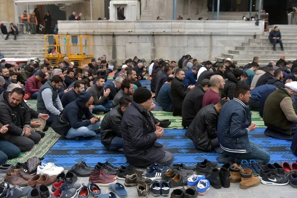 Müslüman performans gösteren Cuma namazı Istanbul sokaklarında — Stok fotoğraf