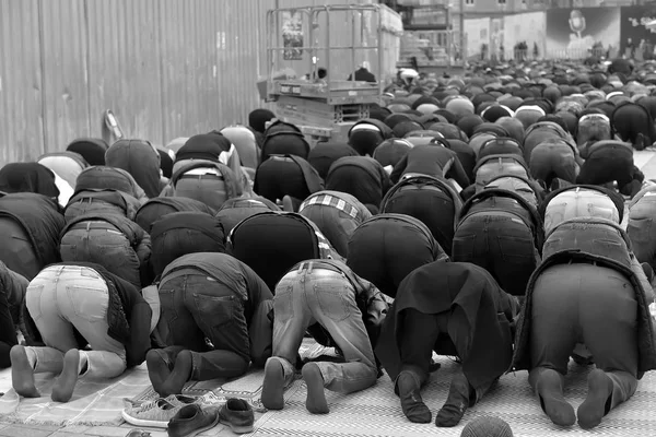 Müslüman performans gösteren Cuma namazı Istanbul sokaklarında — Stok fotoğraf