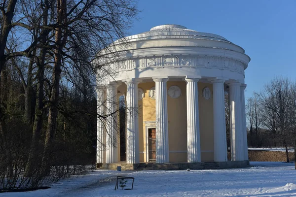 Pawlowsk, russland. eine Winterlandschaft mit Tempel der Freundschaft. — Stockfoto