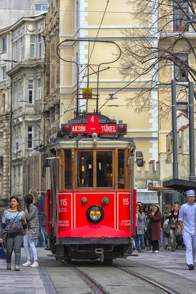 Retro tramvaj pohybuje podél rušné ulice Istiklal v Istambulu. — Stock fotografie