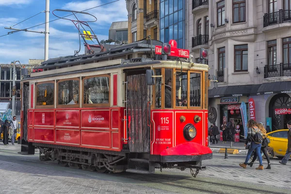 Ретро трамвай движется по оживленной улице Истикляль в Стамбуле . — стоковое фото