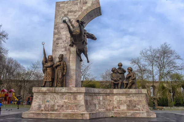 Мемориал Султану Мехмеду II в парке Фейт в Стамбуле, Турция — стоковое фото