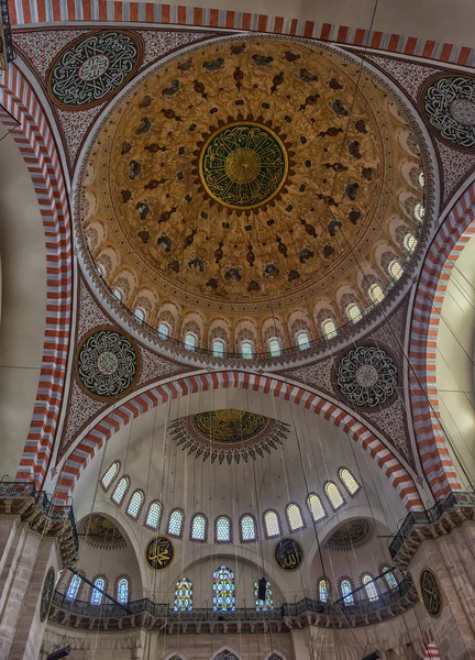 Una vista interior de la mezquita Suleymaniye (Suleymaniye Camisi), Ist —  Fotos de Stock