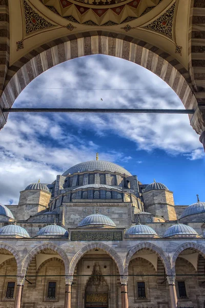 Вид на величественную мечеть Сулейман в Стамбуле, Турция . — стоковое фото