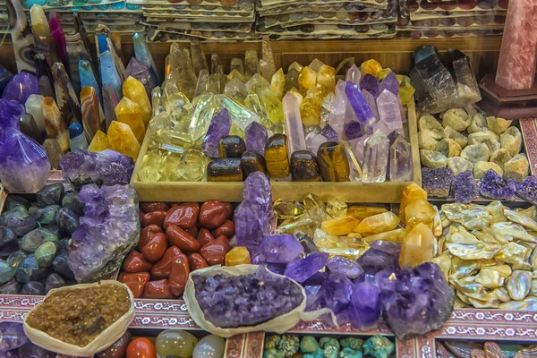Цветные камни на продажу — стоковое фото