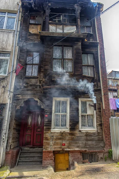 Old wooden houses in the historical part of Istanbul — Stock Photo, Image