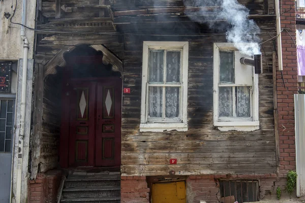 Antiguas casas de madera en la parte histórica de Estambul — Foto de Stock
