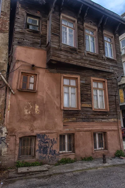 Old wooden houses in the historical part of Istanbul — Stock Photo, Image