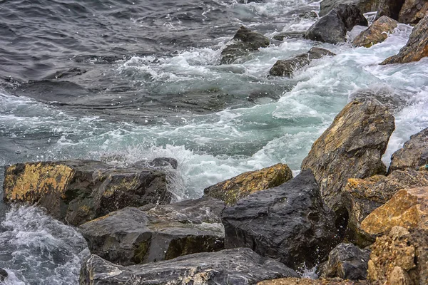 Pedras e água surf — Fotografia de Stock