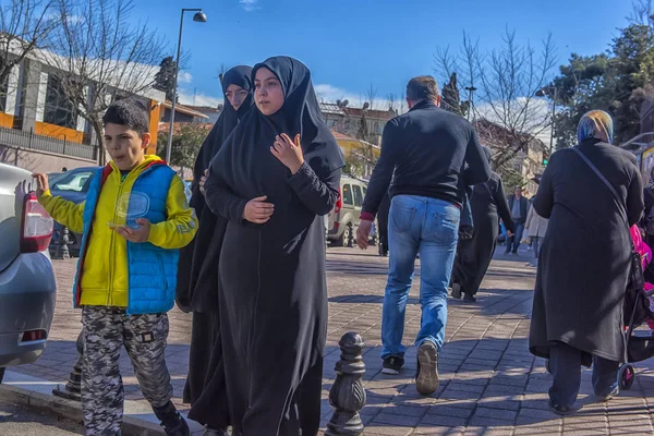 Mujeres vestidas con ropa islámica en las calles de la ciudad — Foto de Stock