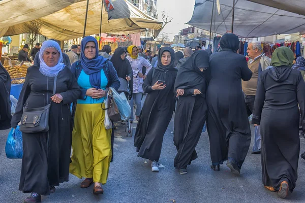 Mujeres vestidas con ropa islámica en las calles de la ciudad — Foto de Stock
