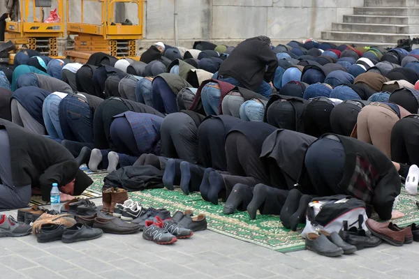 Turkey Istanbul 2018 Muslim Performing Friday Prayers Streets Istanbul — Stock Photo, Image