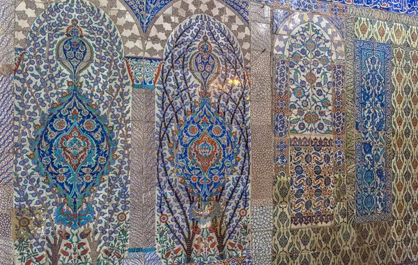 Azulejos turcos artesanais antigos otomanos com padrões florais — Fotografia de Stock