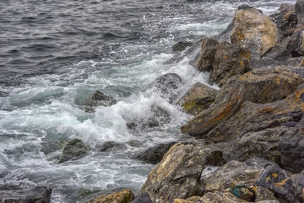 Pedras e água surf — Fotografia de Stock