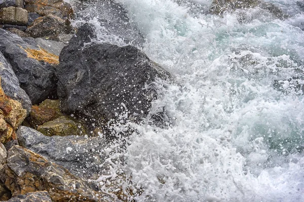 Piedras y agua surf — Foto de Stock