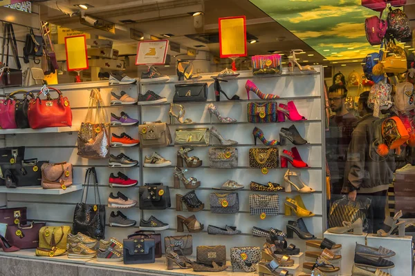 Ayakkabı ve çanta Dükkanı penceresinde — Stok fotoğraf