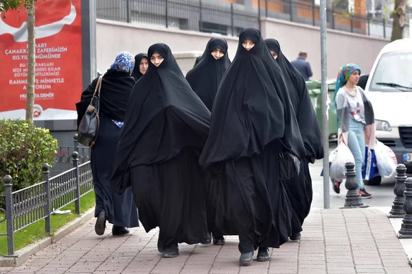 Femmes turques non identifiées dans les vêtements islamiques traditionnels sur th — Photo