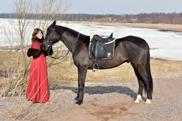女人在老式的程式化西装与马 — 图库照片