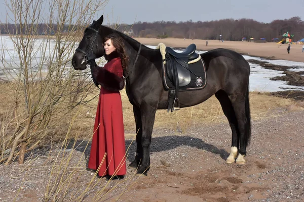 Frau im Oldtimer-Anzug mit Pferd — Stockfoto