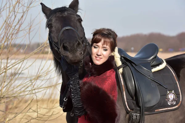 Женщина в винтажном костюме с лошадью — стоковое фото