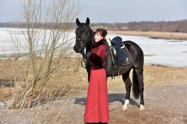 Donna in abito vintage con cavallo — Foto Stock