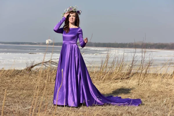 Liliowy Kobieta Sukienka Wieniec Kwiatów Głowie Charakter Wczesną Wiosną — Zdjęcie stockowe