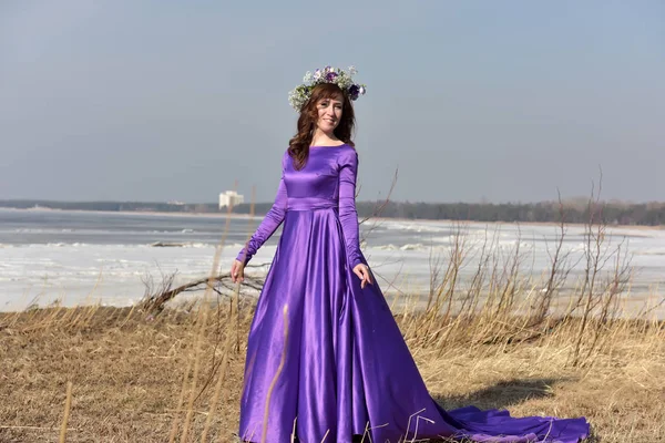 Vestido Mujer Lila Con Una Corona Flores Cabeza Sobre Naturaleza — Foto de Stock