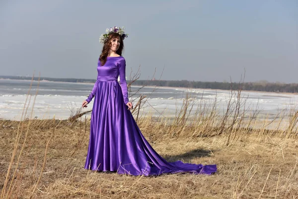 Kvinnan Lila Klänning Med Krans Blommor Hennes Huvud Naturen Tidigt — Stockfoto