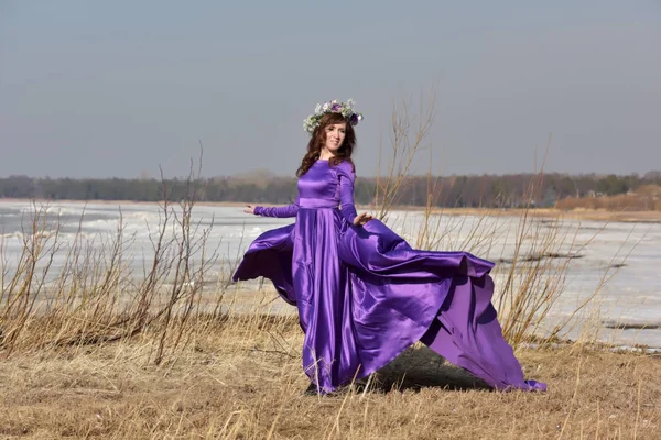Mulher Vestido Lilás Com Uma Coroa Flores Sua Cabeça Natureza — Fotografia de Stock