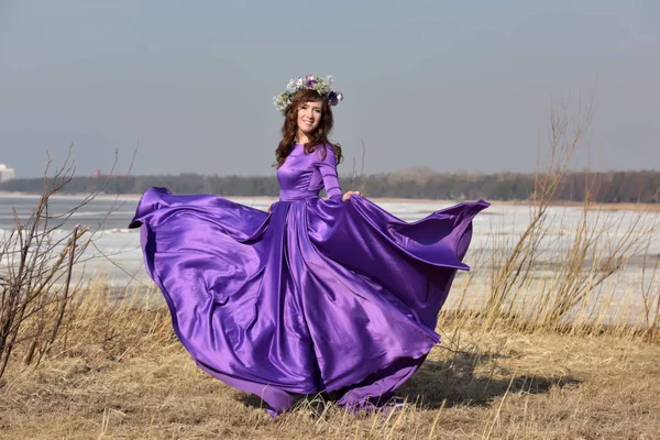 Žena Létající Lilac Dres — Stock fotografie