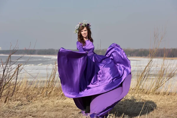 薄紫色のドレスを飛んで女性 — ストック写真
