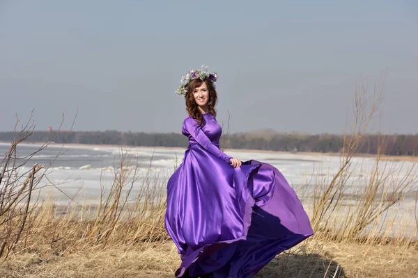 春先に自然に彼女の頭の上の花の花輪ドレス女性ライラック — ストック写真