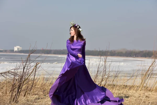 Mulher Vestido Lilás Com Uma Coroa Flores Sua Cabeça Natureza — Fotografia de Stock