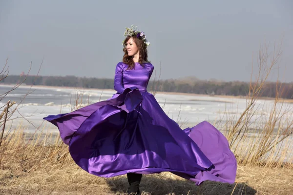 薄紫色のドレスを飛んで女性 — ストック写真