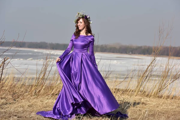 Vestido Mujer Lila Con Una Corona Flores Cabeza Sobre Naturaleza —  Fotos de Stock